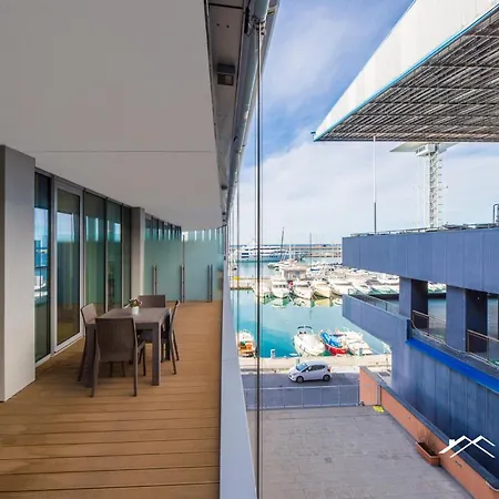 Waterfront Lux| Studio|a/c|parking|gym|wifi By Tilo * Cenova